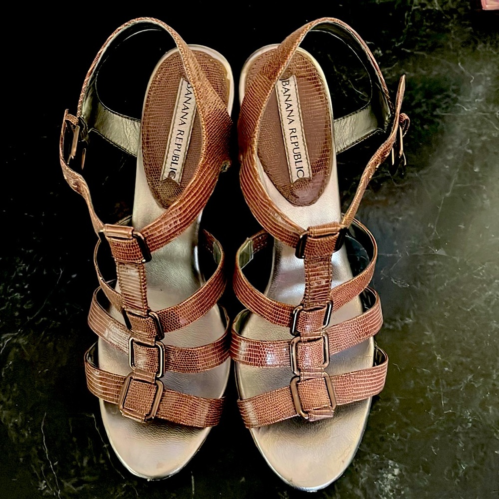 Perfect brown high heeled size 8 Banana Republic sandals Embossed leather
